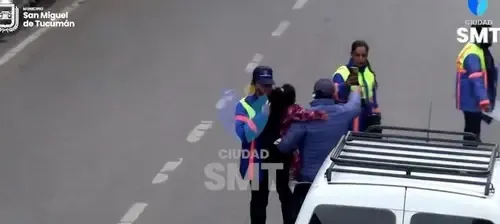 El hombre discutió con los agentes con una niña en brazos. Captura de video.