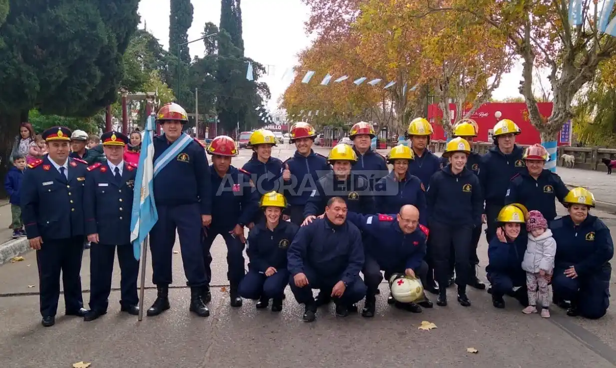 Los Bomberos Voluntarios celebraron su día con una caravana por la ciudad