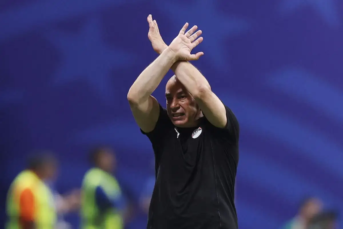 El gesto de cruzar los brazos corresponde al protocolo antidiscriminación de la FIFA, utilizado para alertar sobre presuntos episodios de racismo, aunque en este caso no se correspondía con ninguna acción realizada por integrantes del equipo argentino.