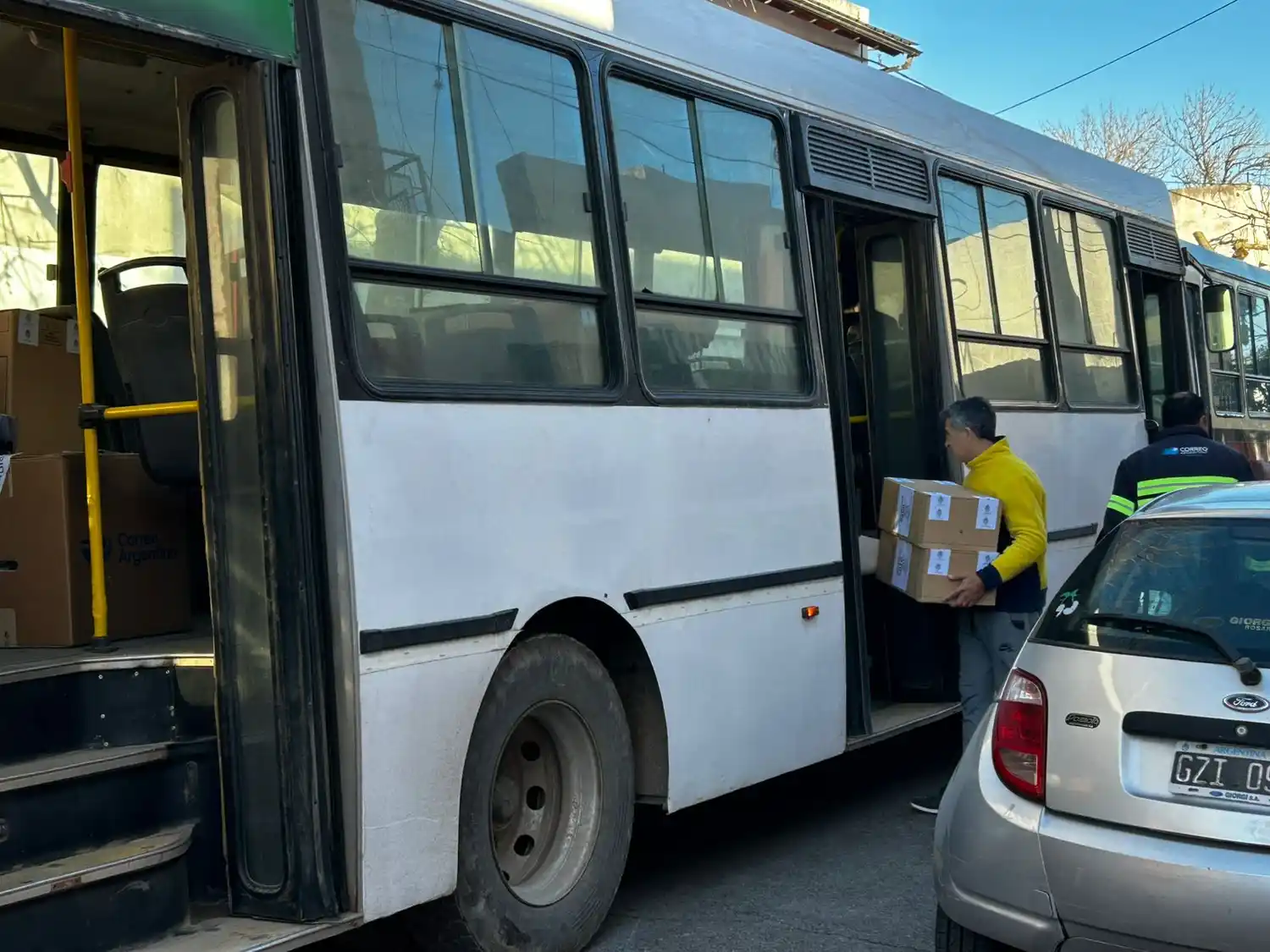 El traslado es custodiado por personal de la Policía Bonaerense.
