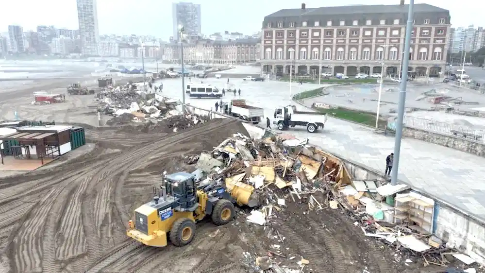 El operativo de demolición de la Feria de la Bristol en Mar del Plata.