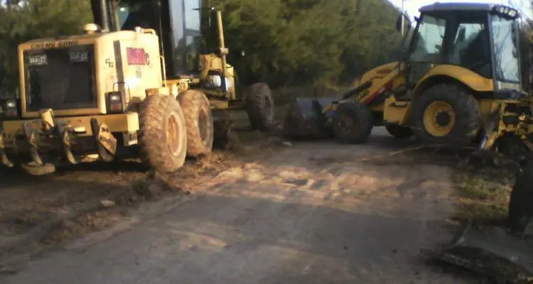 Trabajadores municipales realizan tareas en el acceso a Bajo Tala