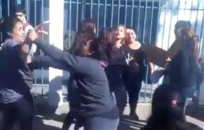 Buenos Aires: madres terminaron a las trompadas en la puerta del colegio