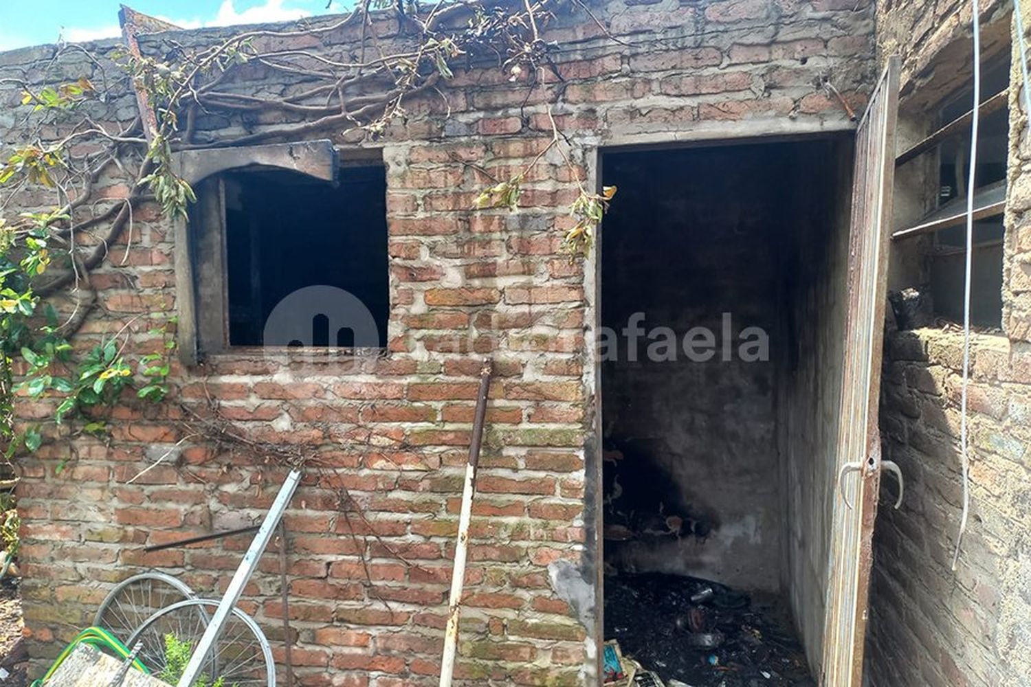 Se prendió fuego una casa, los bomberos voluntarios tuvieron que ayudar