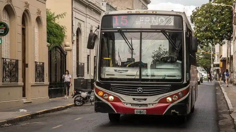 Paro de transporte: Choferes en asamblea exigen pago completo