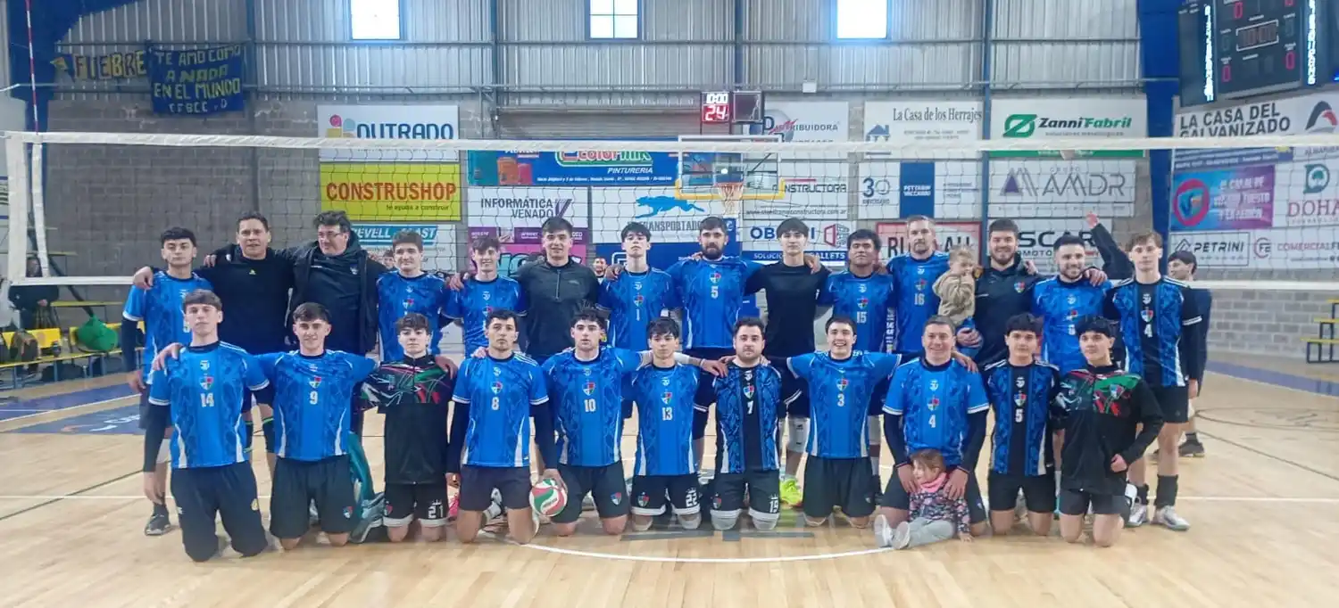 Los dos equipos de Club Ciudad posando juntos tras la fecha en Centenario.