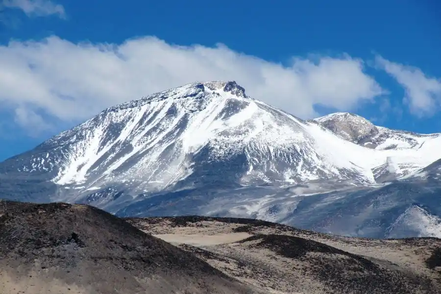 El volcán más alto del mundo está en la Argentina y todavía puede entrar en erupción