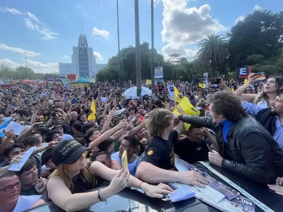 Javier Milei frente a la municipalidad de Lomas de Zamora, en la caravana que terminó mal.