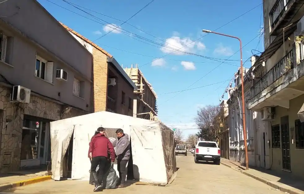 Los trabajadores desarmaron la carpa que hace más de diez días permanecía en España 121
