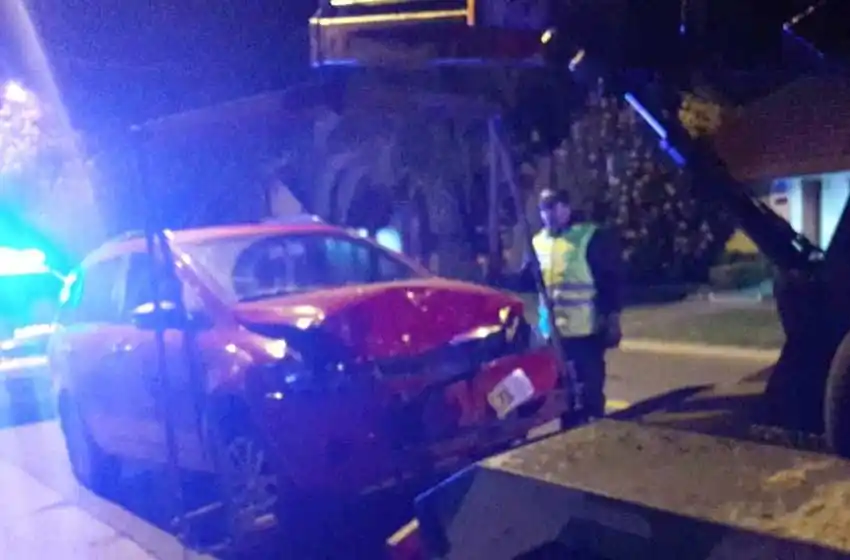 Conducía borracho y terminó contra un auto estacionado