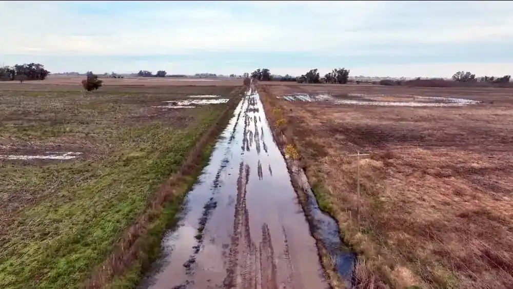 Un camino rural en mal estado.