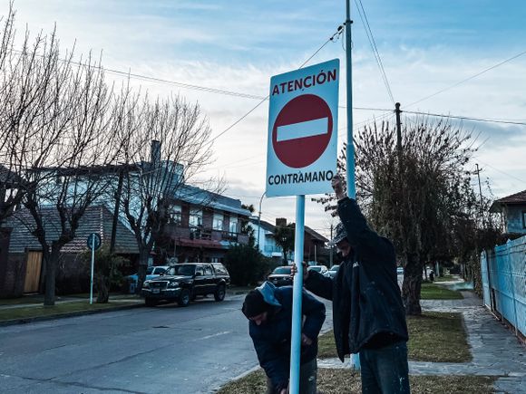 Cambio de sentido de una calle impacta en los barrios Los Pinares y Villa Primera, y afecta a dos líneas de colectivo