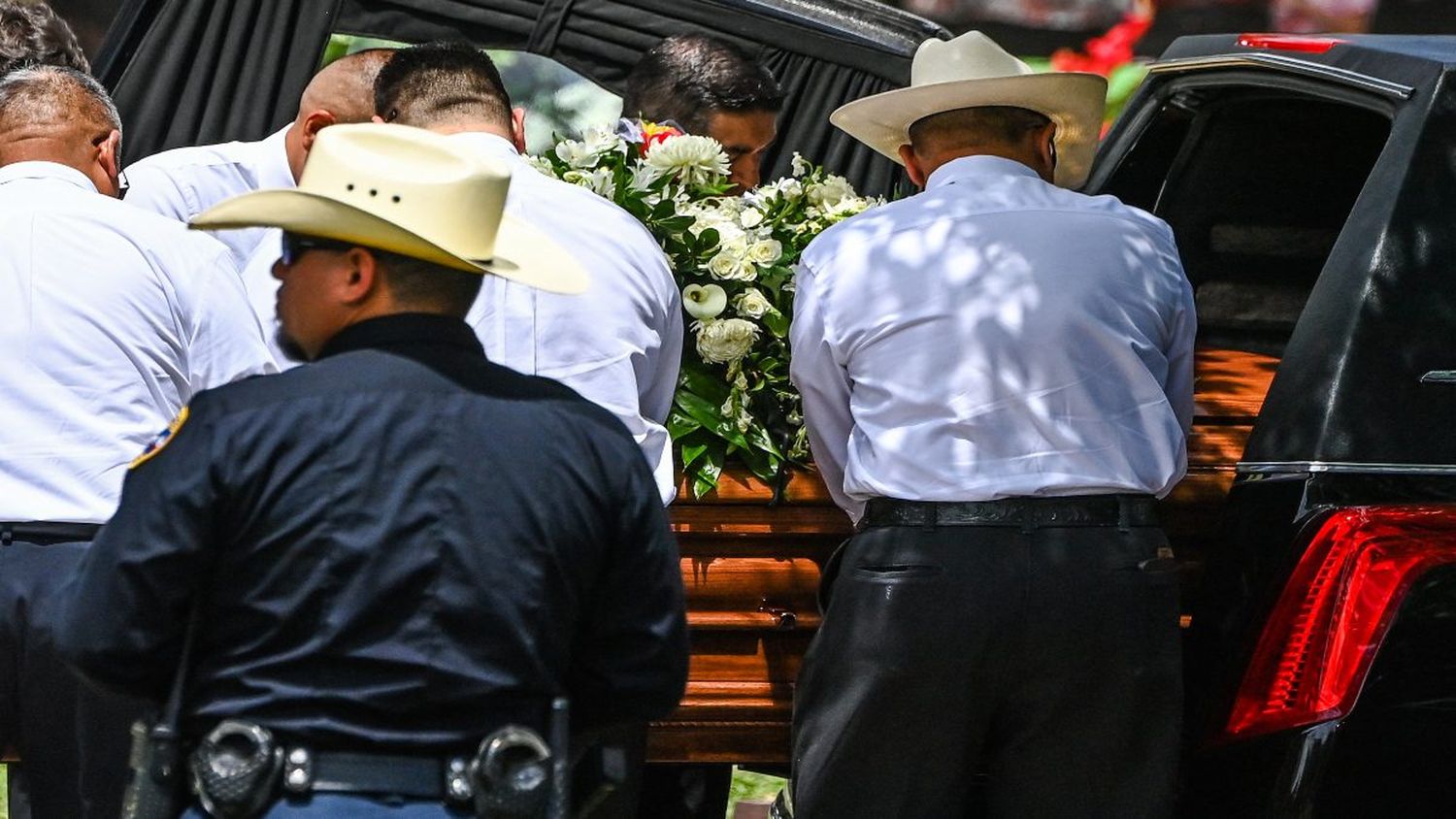 RABIA Y DOLOR INVADEN A EE.UU.: entierran a maestra abatida en masacre de Texas junto a su esposo que murió días después   