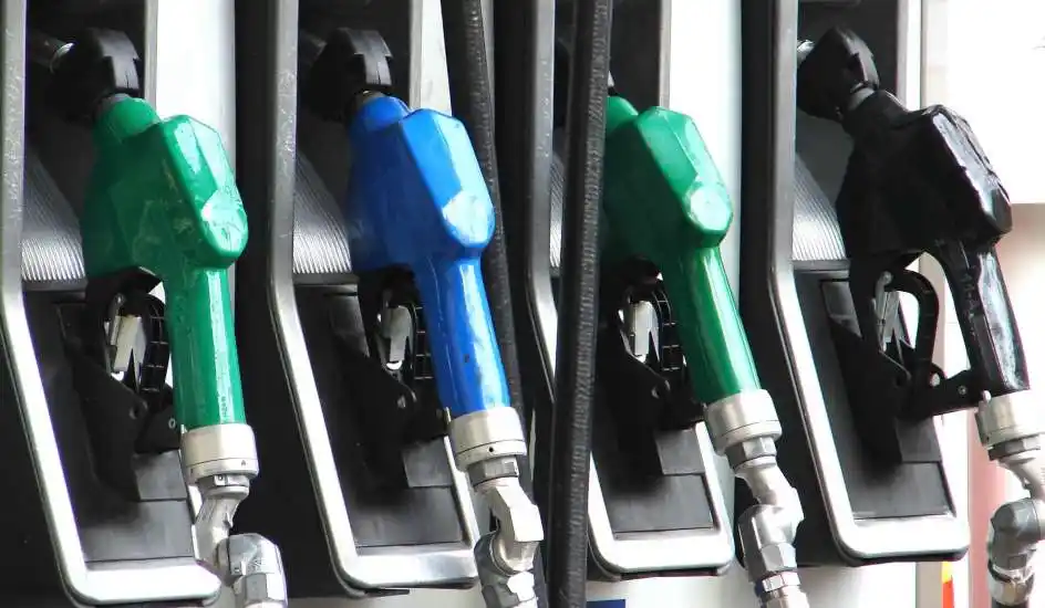 Crean un registro online para informar las variaciones en el precio de la nafta