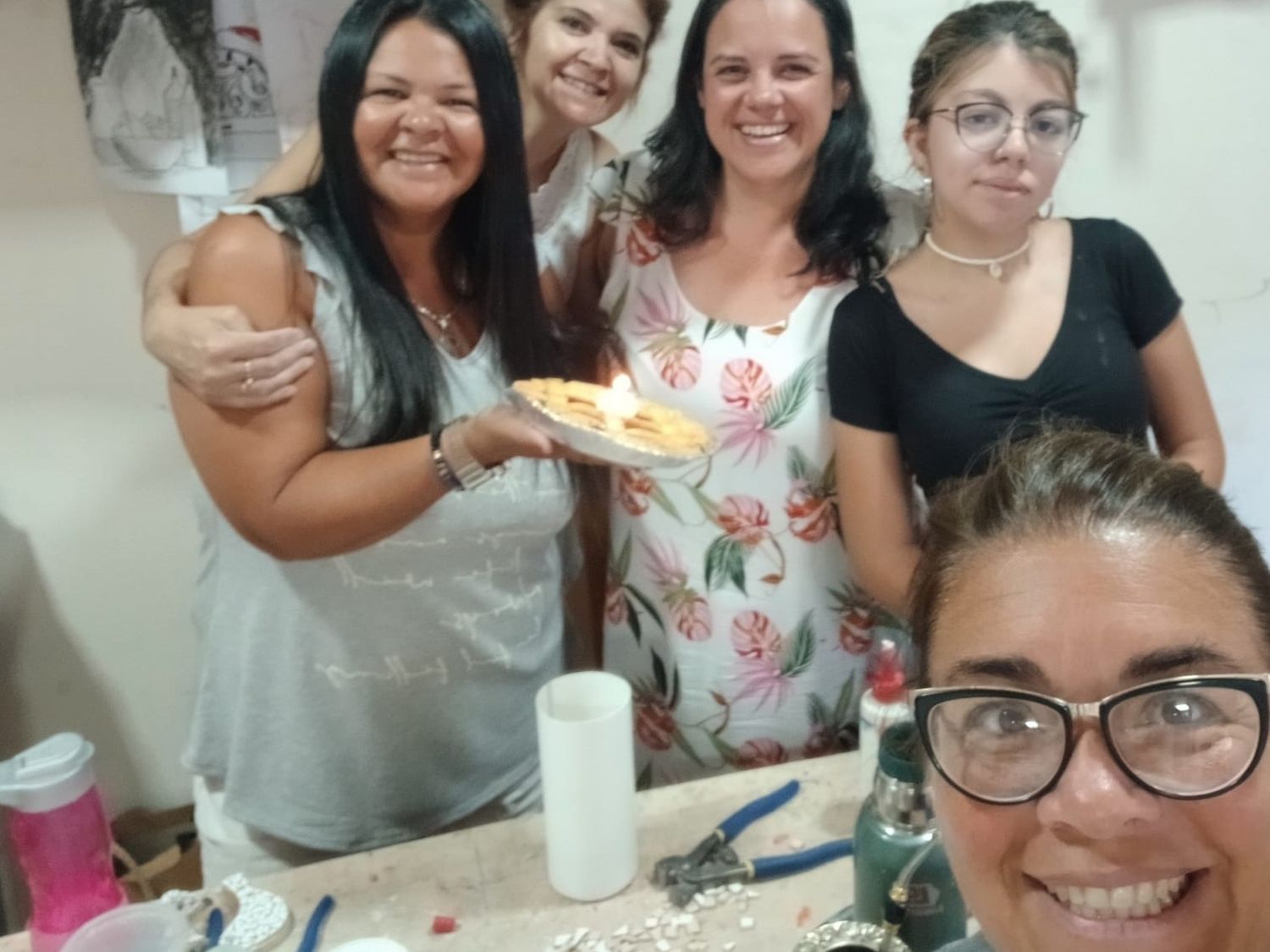 Florencia Díaz, en primer plano, junto a alumnas de su taller.