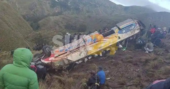 Tragedia en Bolivia: once personas murieron tras caerse un micro por un barranco