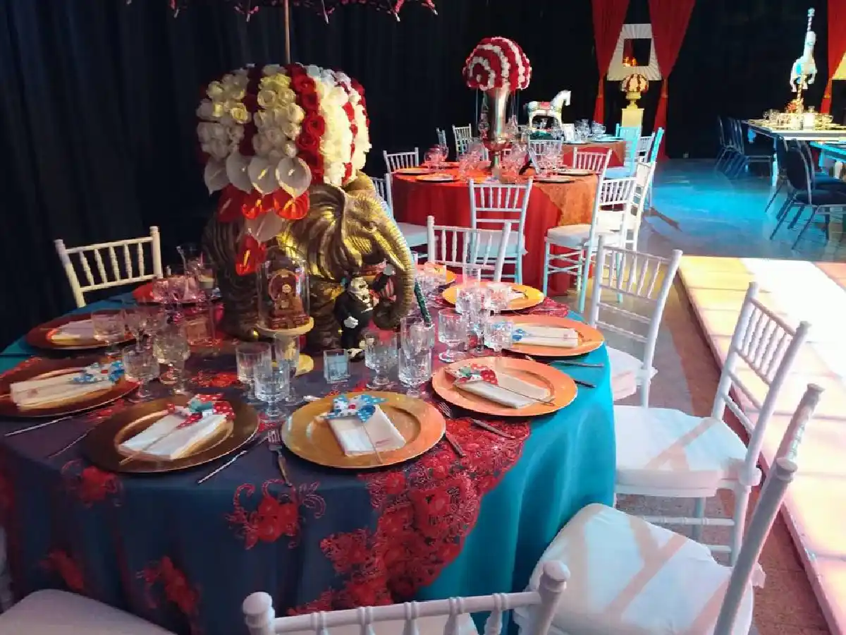  En medio de la crisis, las  fiestas tienen menos invitados  y menús más baratos