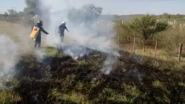 Se empantanó la autobomba y apagaron el incendio a pie 