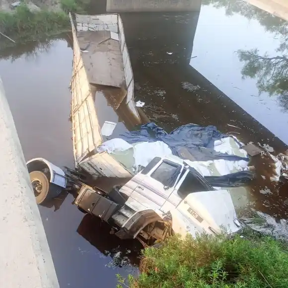 Camión brasileño perdió el control y cayó al río: el conductor resultó con lesiones leves