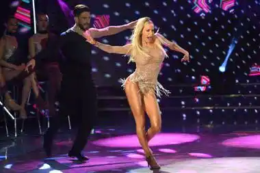 La noche negra de Luciana Salazar en el Bailando
