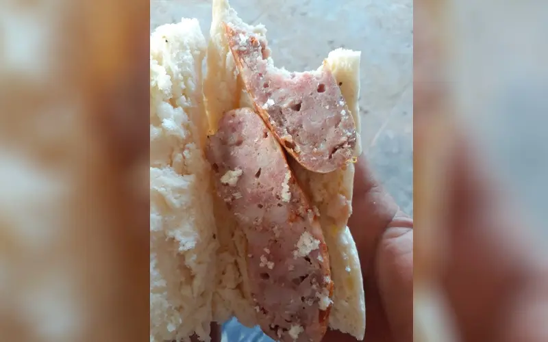 Reclamo: “A nosotros, chorizo hervido, y a los de la plaza, asado”