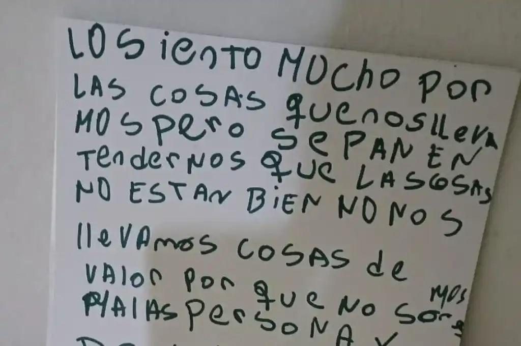 La nota que dejaron los delincuentes en el lugar.