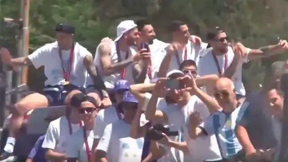 La caravana de la Selección festeja la Copa del Mundo con miles de personas