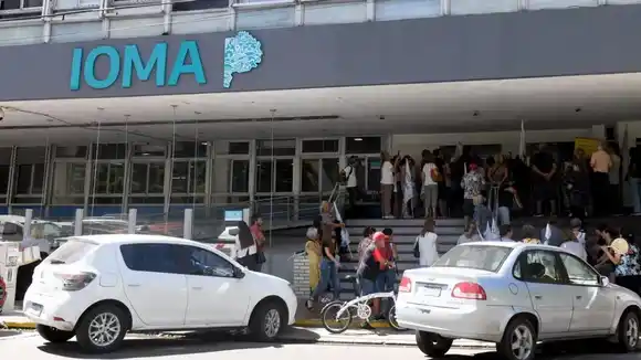 Denuncian sobreprecios en el IOMA y exigen explicaciones al gobierno de Kicillof