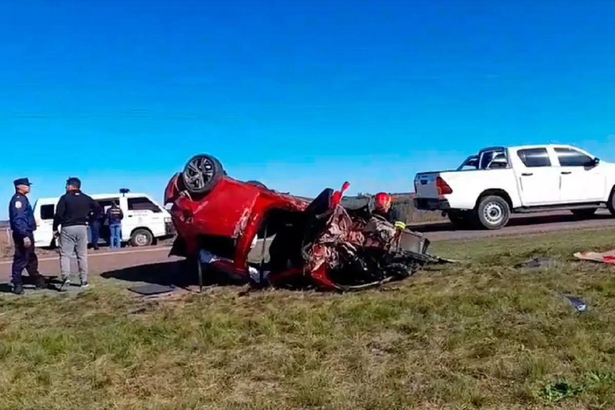 Un gualeguaychuense sufrió un tremendo choque de frente y volcó en la banquina: su estado de salud