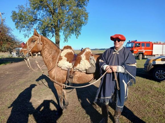 En 9 de Julio los caminos rurales están tan rotos que un productor tuvo que cruzar a caballo 25 km para comprar un toro