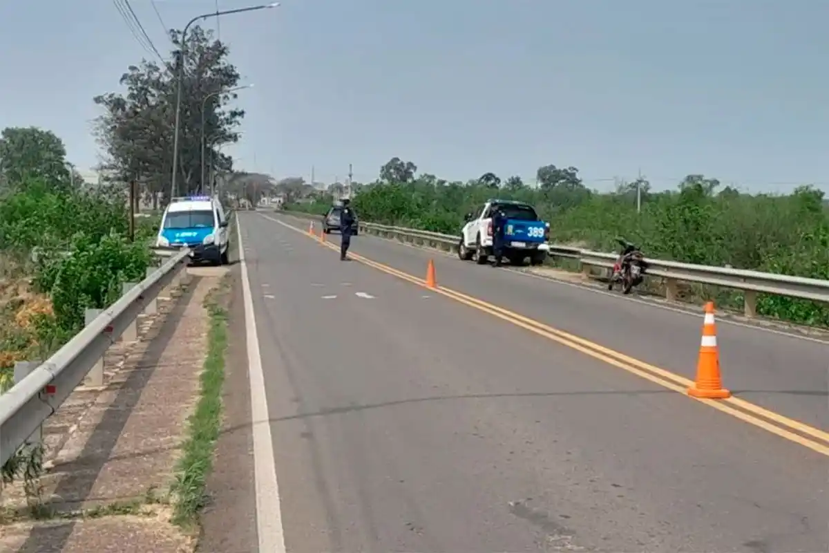 Un motociclista cayó de un puente tras un accidente con otra moto