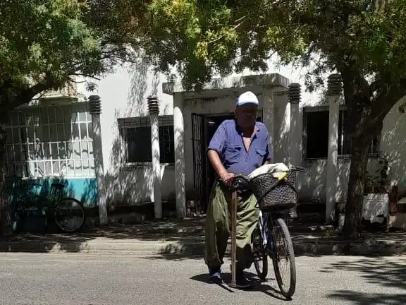 El Hogar de Día realiza la entrega de viandas en el salón Pompeya