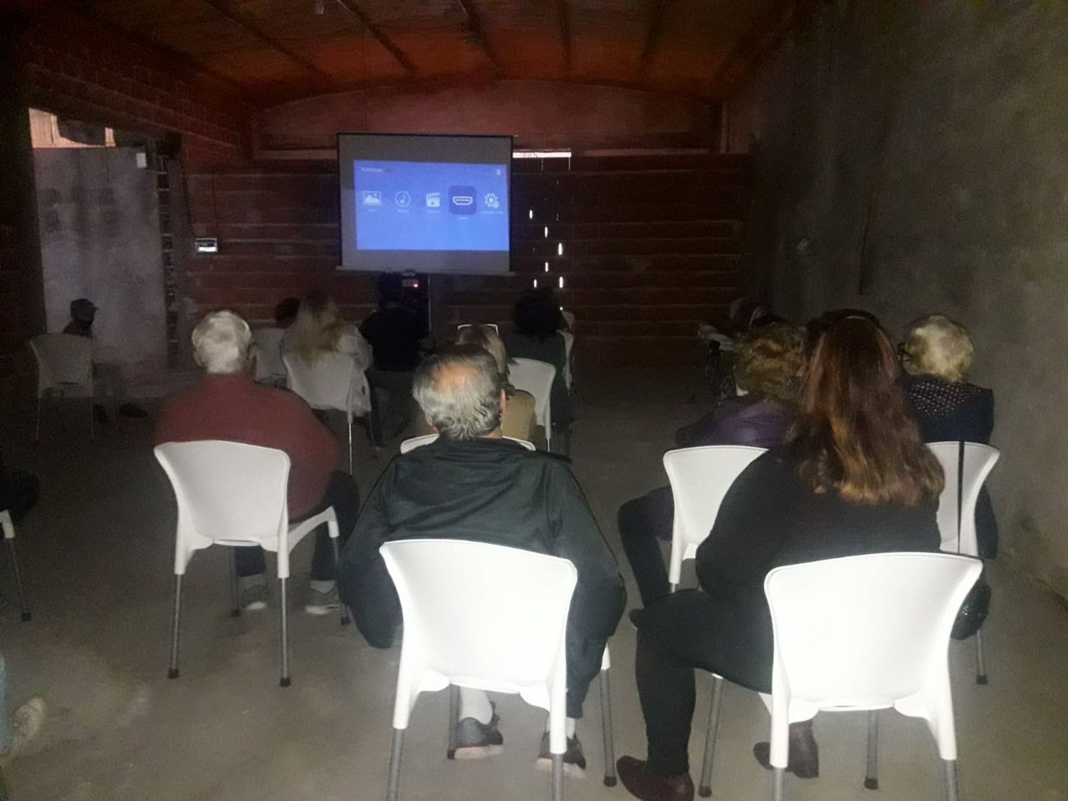 El Conjunto Carnavalesco "Los Abuelos Divertidos" recibió equipamiento audiovisual