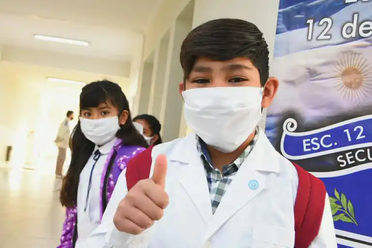 Con tapaboca y 1,5 metros de distancia: cómo se vive el regreso de las clases 