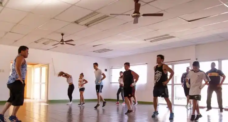 La escuela del CIC recibió elementos para la práctica del deporte