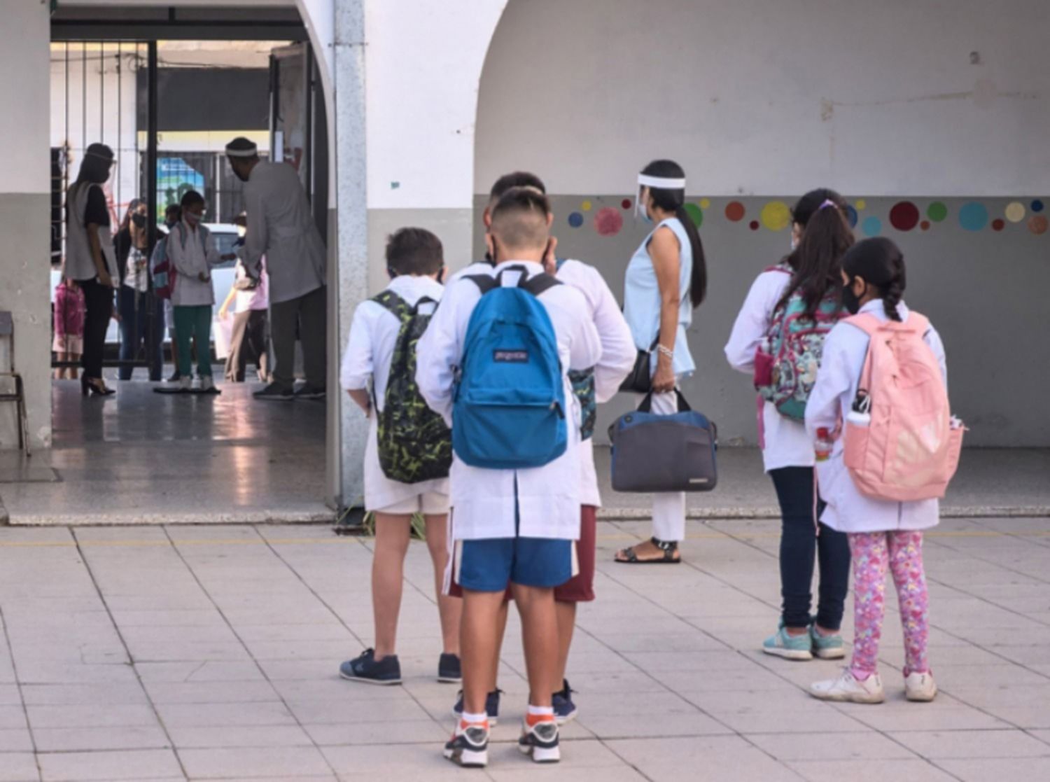 Kreplak dijo que en mayo se analizará el retiro de los barbijos en las aulas