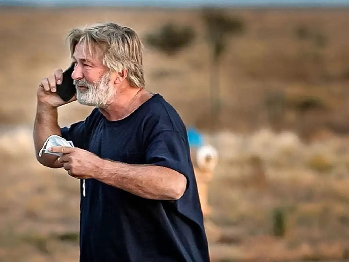 El asistente del director de "Rust" reconoció que no había revisado el arma que gatilló Baldwin