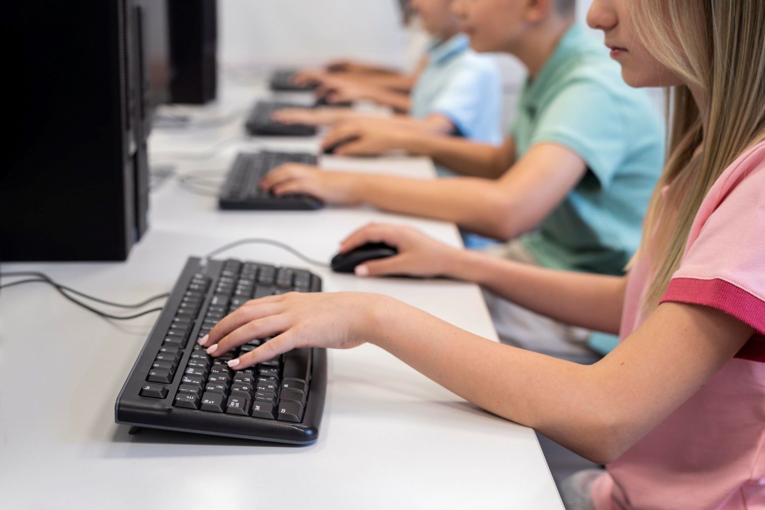 El acceso a la tecnología está al alcance de los estudiantes, brindándoles herramientas para potenciar su aprendizaje y desarrollo en el ámbito educativo.