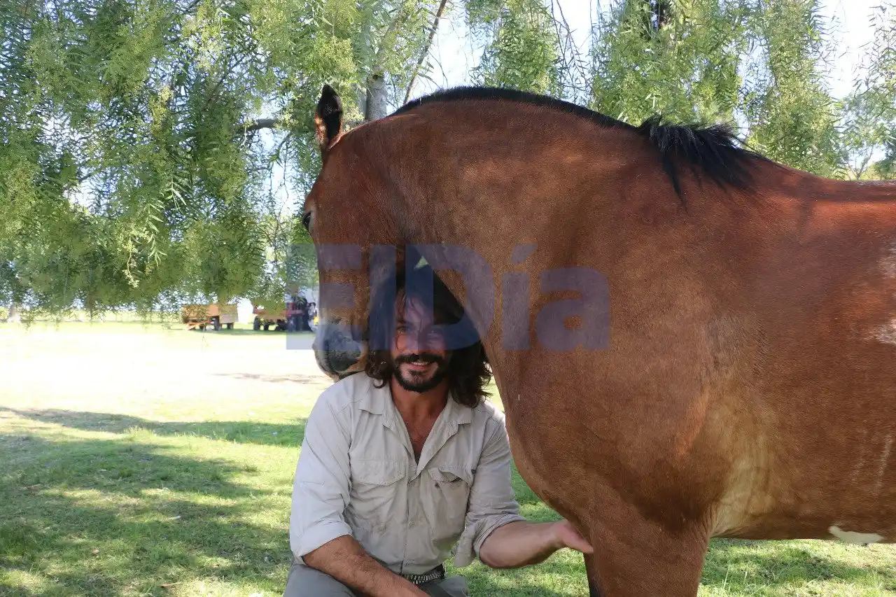 Marcos Villamil: Nació el Recoleta, es ingeniero y recorre el país a caballo 