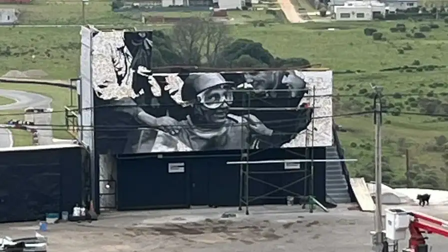 El nuevo mural de Fangio en el autódromo de Balcarce.