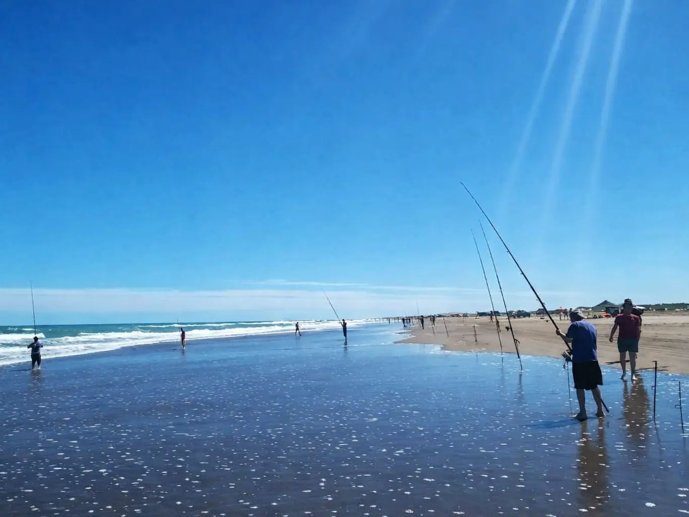 En inmediaciones a la sede del Club Cazadores se exponen los siete vehículos que premiaran a los pescadores de esta edición

CAROLINA MULDER
