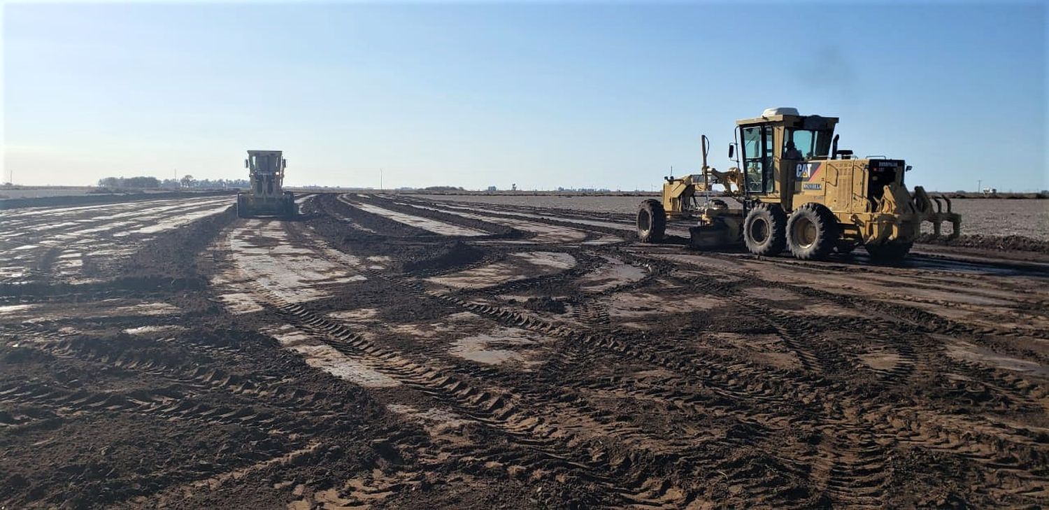 autopista 33 máquinas trabajando