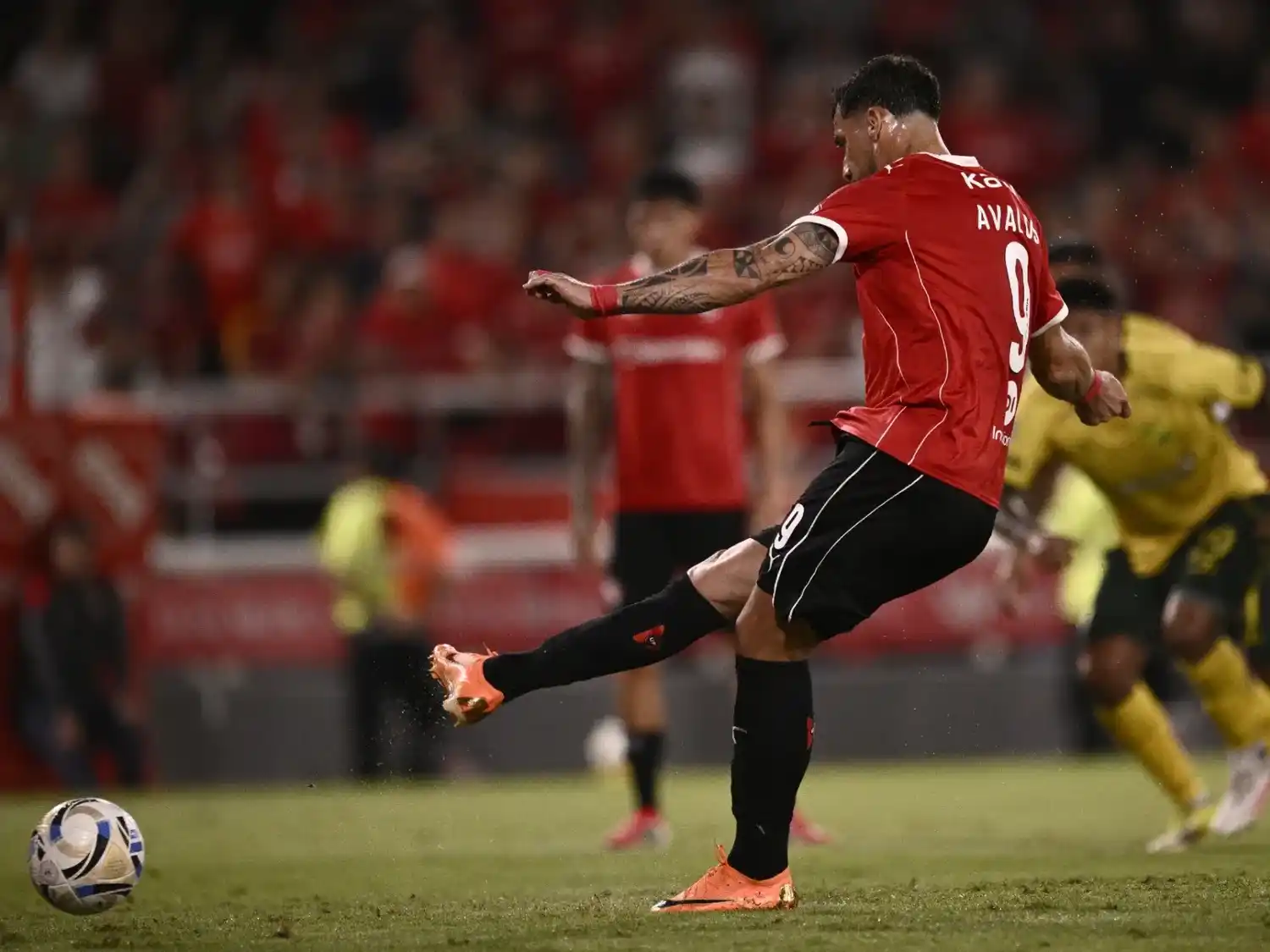 Avalos remata para poner el empate parcial de Independiente.