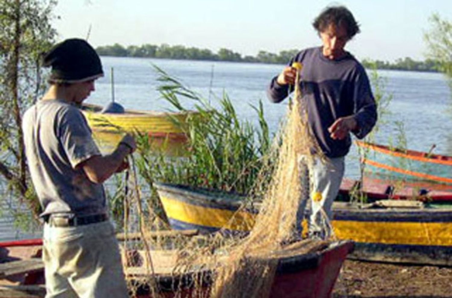 Entre la cuarentena y la depredación descontrolada del río, pescadores piden ayuda económica a la provincia