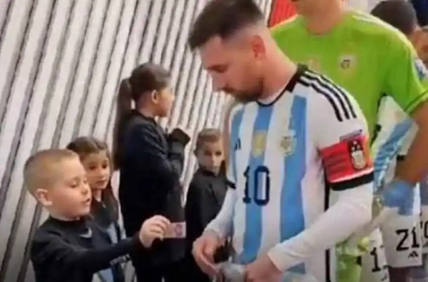 El tierno momento de Messi y el Dibu Martínez con un nene antes de la salida a la cancha