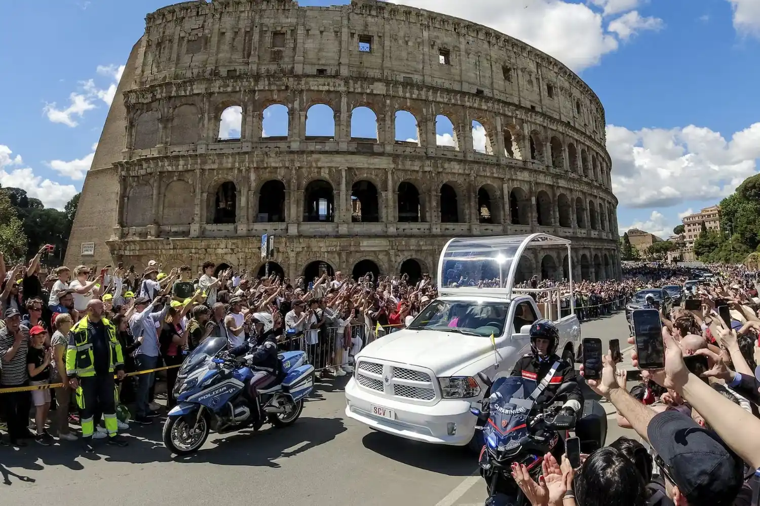 El féretro del papa Francisco es trasladado frente al Coliseo.