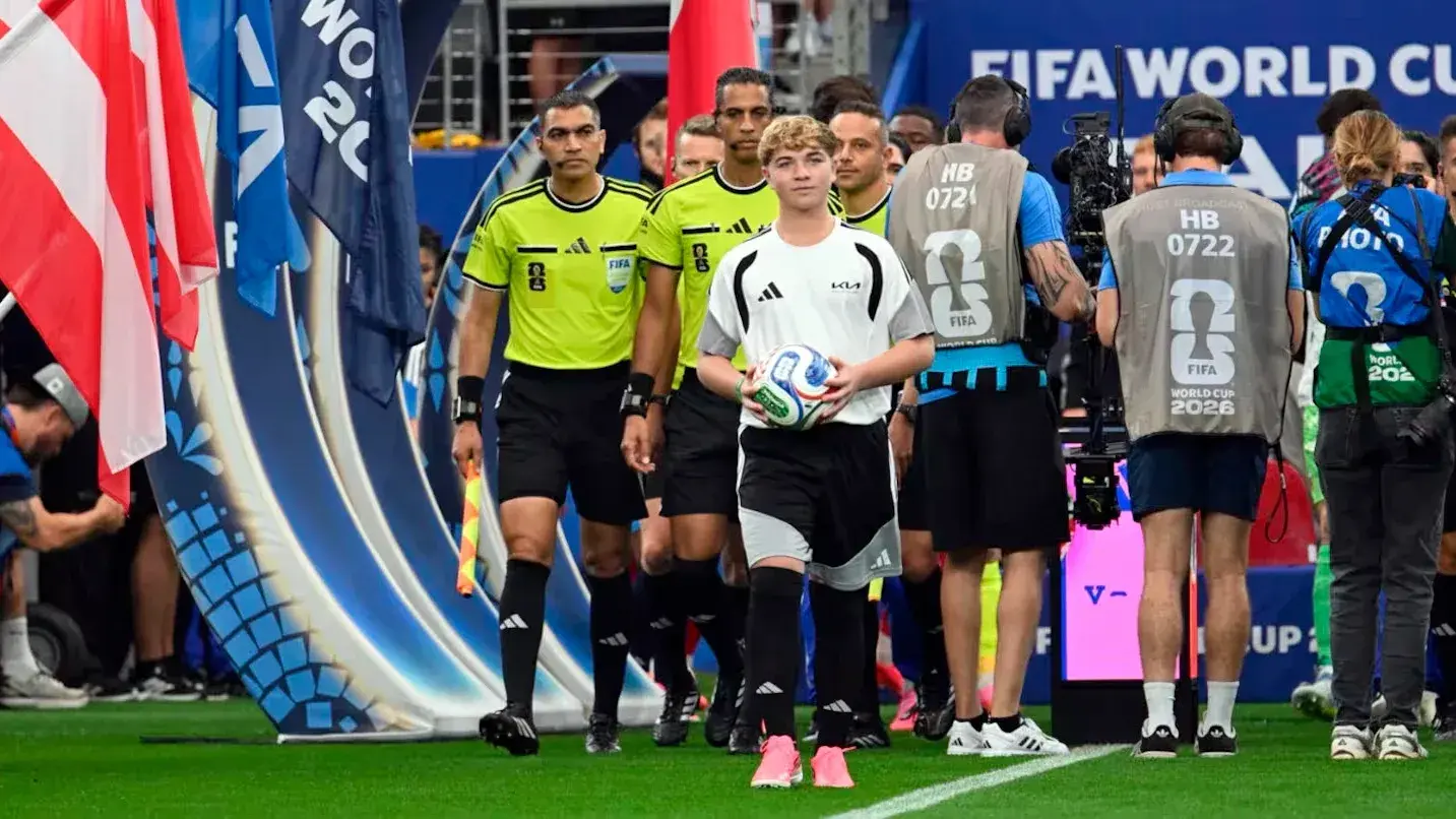 El sueño del pibe: conocé a Renzo, el marplatense que llevó la pelota en el inicio de Argentina con Austria