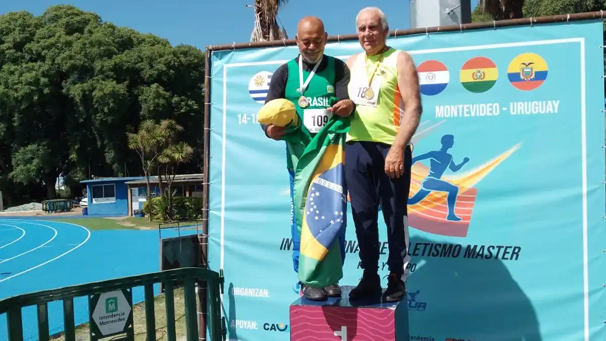 Mendiburu en el podio, junto a un representante de Brasil