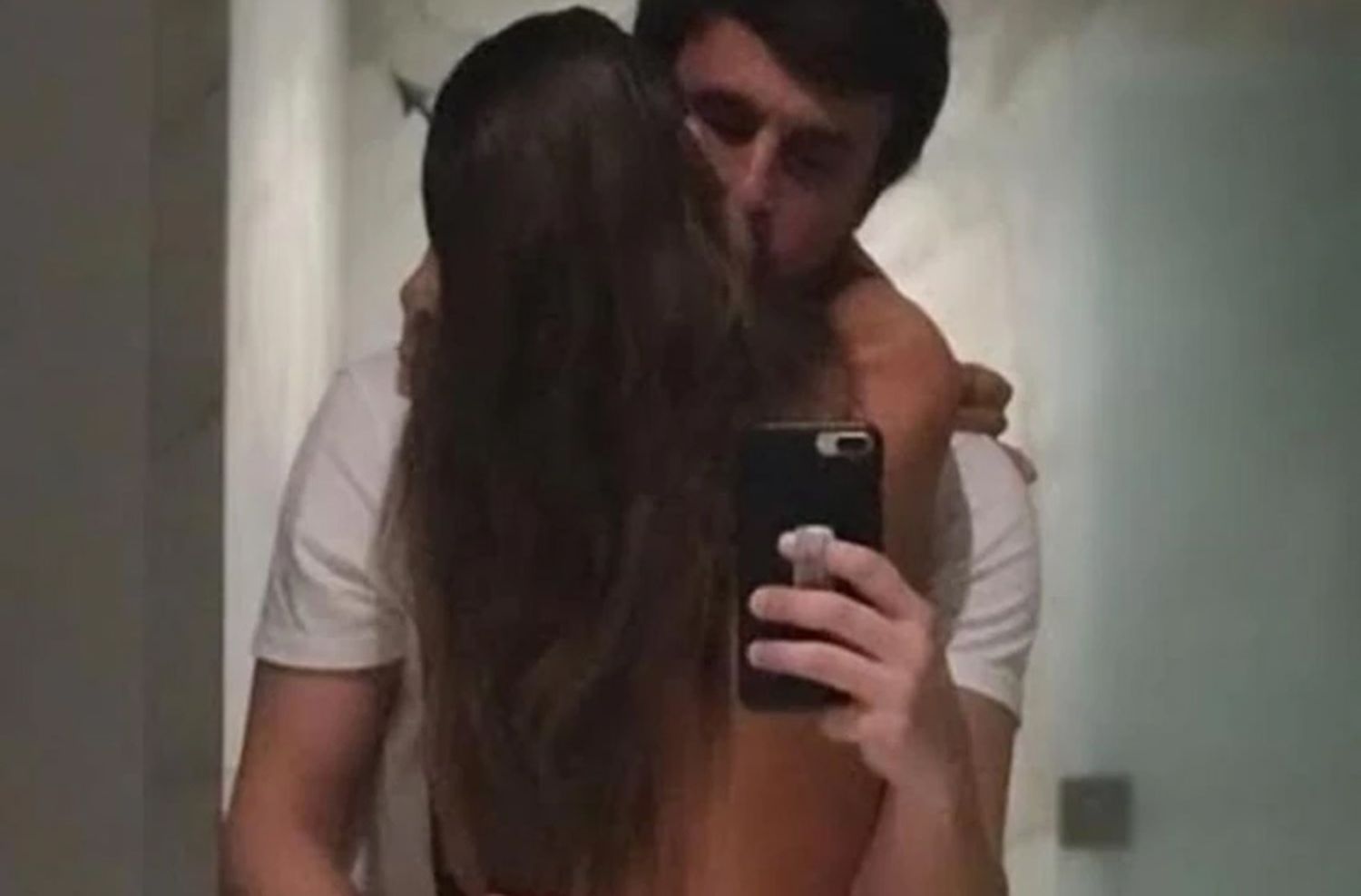 Pampita y su novio rompieron el silencio tras la polémica foto que publicaron