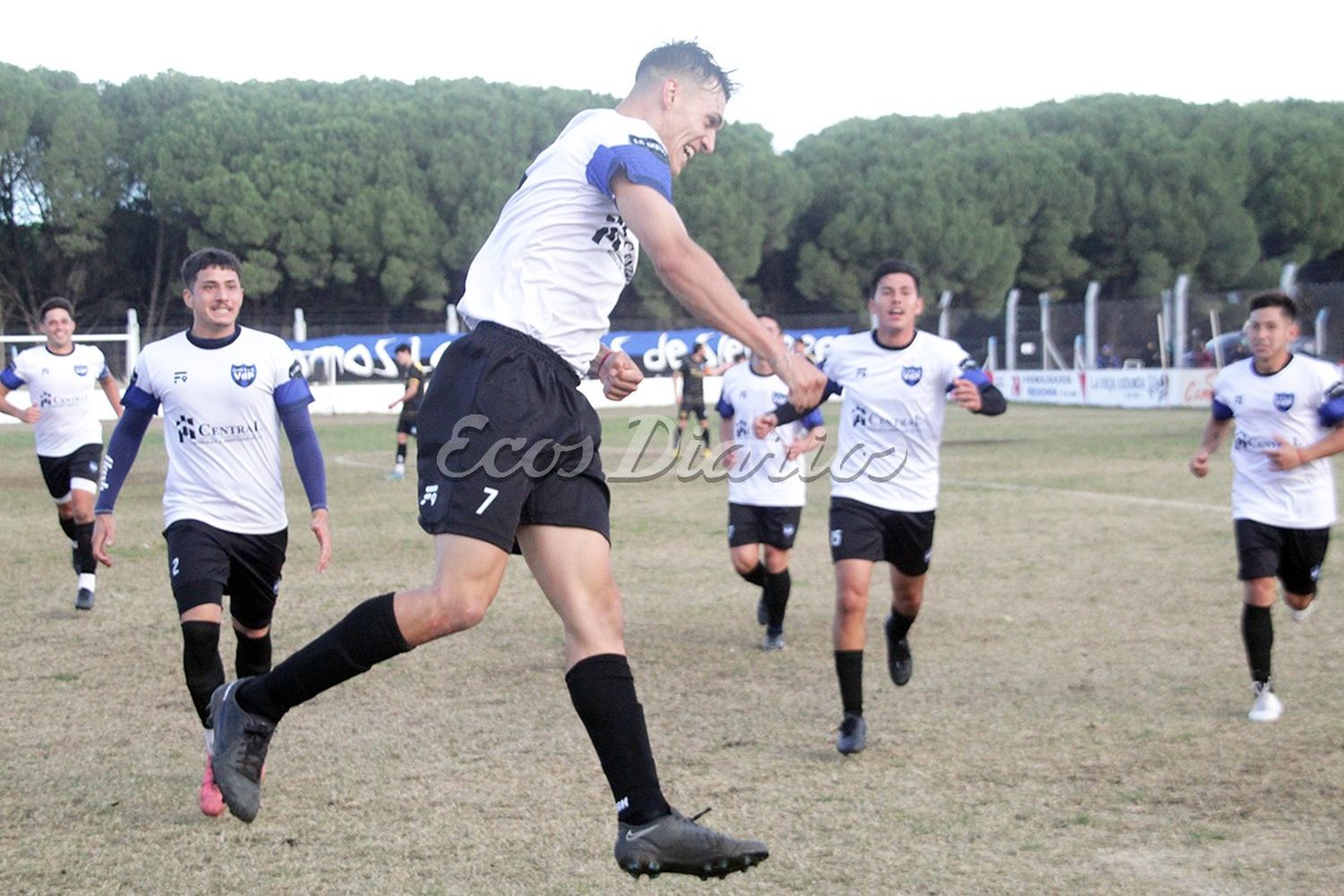 Villa del Parque. Leandro Blanes festeja el segundo gol del "León"